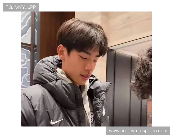 颜值与实力并存足球场上的高颜值球星们引领时尚潮流 颜值与实力并存足球场上的高颜值球星们引领时尚潮流